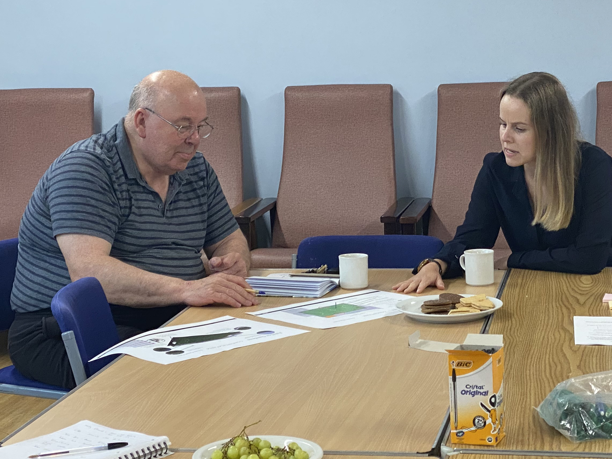 Testing of communication artefacts around a table